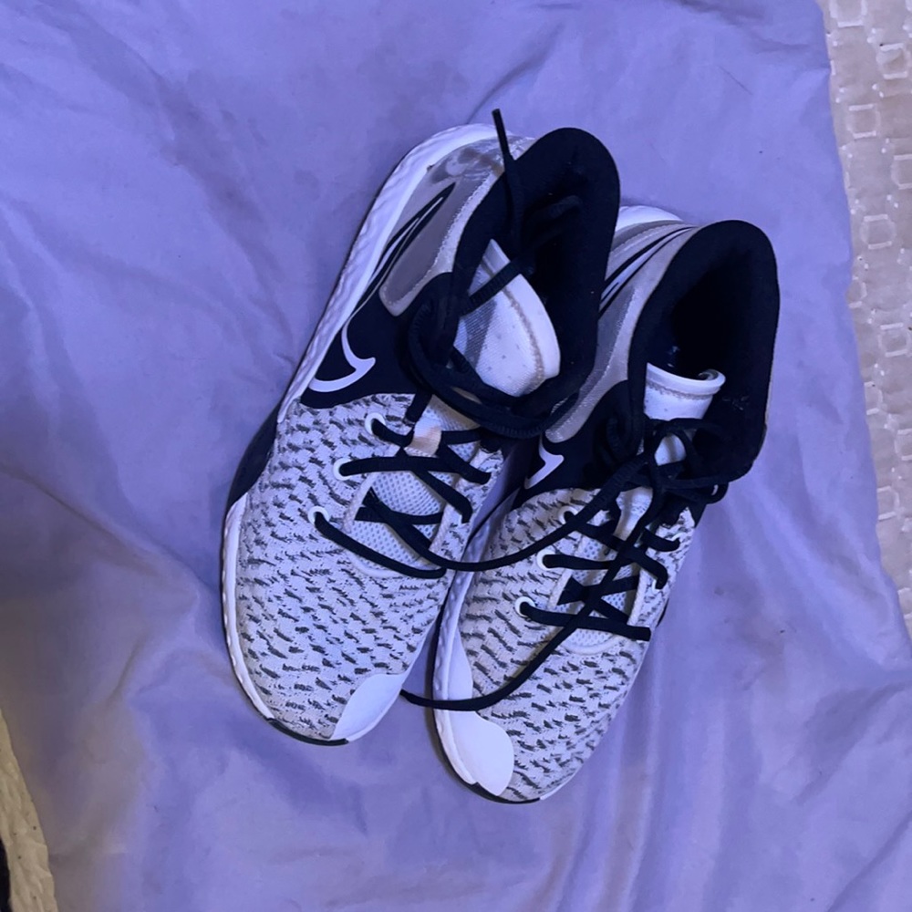 Lightly used KD basketball shoes. Size womens 9